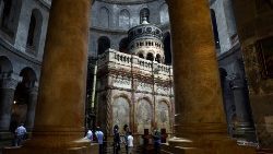 Pellegrini nella Basilica del Santo Sepolcro, a Gerusalemme (foto Reuters)