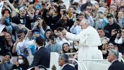 젊은이들과 함께하는 프란치스코 교황 (자료사진)