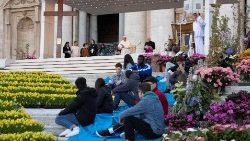 Jóvenes durante una ceremonia en la plaza de San Pedro junto al Papa Francisco