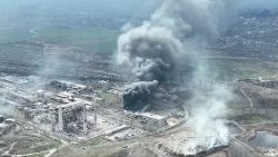 Fábrica de aço de Mariupol atingida por bombardeios