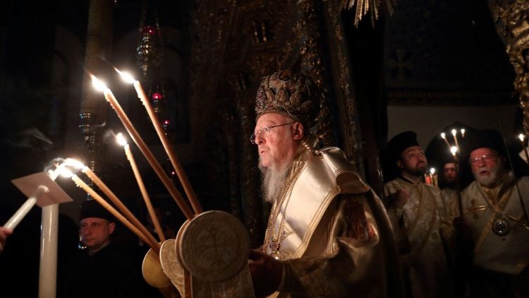 El Patriarca Ecuménico Bartolomé preside el oficio de la Resurrección en la Iglesia Patriarcal de San Jorge en Estambul, Turquía, el 23 de abril de 2022.