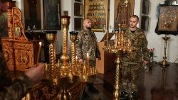 Ukrainiečiai kariai bažnyčioje