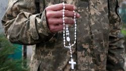 Ukrainischer Soldat mit einer Rosenkranzkette
