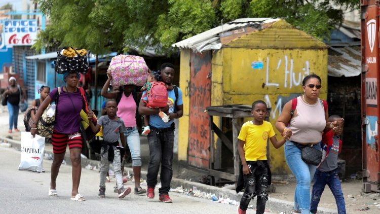 Người dân Haiti trốn chạy sau cuộc đọ súng giữa các bên (2/5/2022)