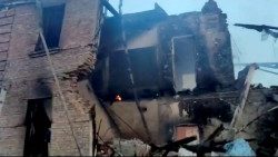 Prédio bombardeado em Luhansk, na Ucrânia. Mais de 200 crianças já perderam a vida no país no conflito (Reuters)