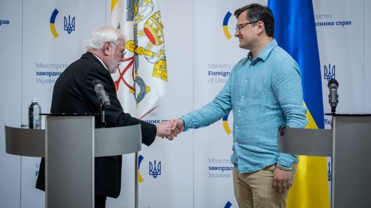 Rencontre de Mgr Gallagher et du ministre ukrainien des affaires étrangères Dmytro Kuleba à Kiev, en Ukraine, le 20 mai 2022. 