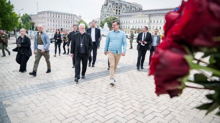 Đức Tổng Giám Mục Paul Richard Gallagher thăm Ucraina