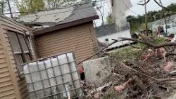 Una casa colpita dal tornado che ha investito la cittadina di Gaylord (Usa)