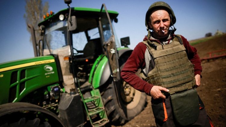 Un agriculteur ukrainien portant un casque militaire, dans la région de Zaporizhzhia, en Ukraine, le 26 avril 2022. 