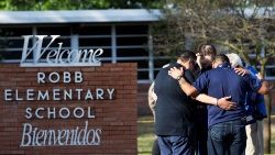 Devant l'école d'Uvalde au Texas, au lendemain du meurtre de 19 élèves. 