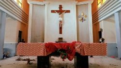 Der Altar der Kirche in Owo, die am Pfingstsonntag Ziel des blutigen Anschlags wurde