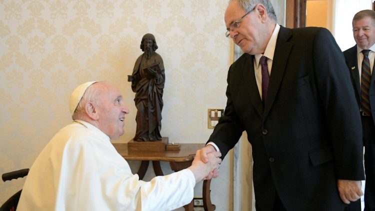 Dani Dajan, předseda památníku Jad Vašem, s papežem Františkem