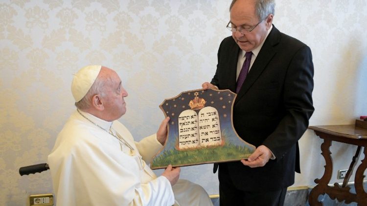 Ferenc pápa a Jad Vasem elnökével a Vatikánban