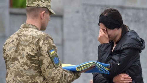 Francesco: “Preghiamo per le mamme ucraine e russe che hanno perso i figli in guerra”