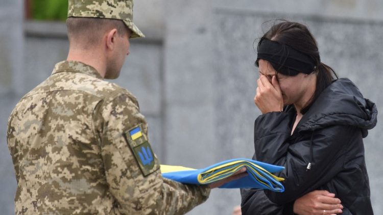 눈물을 흘리는 우크라이나 여성