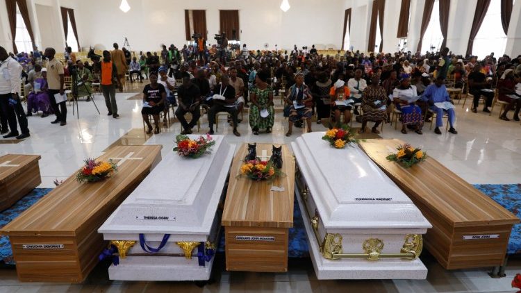Pogrzeb ofiar zamachu na kościół w Nigerii