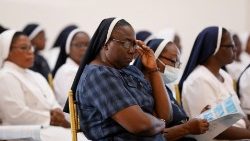 Trauernde bei einer Messe für die Opfer eines Überfalls auf Messbesucher in der St.-Franziskus-Kirche in Owo, Nigeria, vom 5. Juni