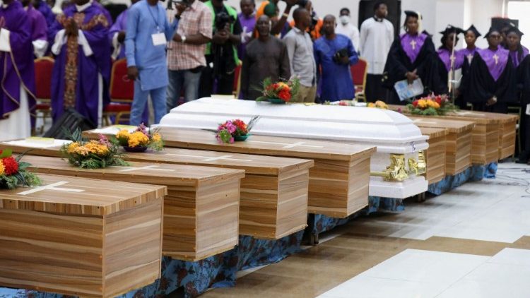 Pogrzeb ofiar zamachu na katolicki kościół w Nigerii