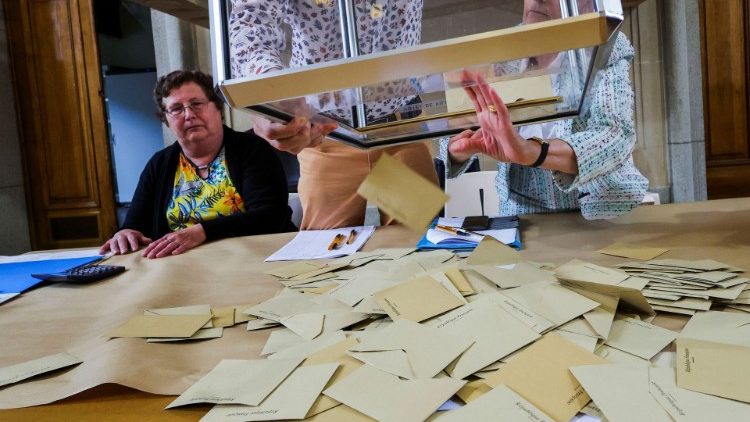 Officials count ballots in France's parliamentary elections