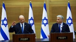 Naftali Bennett e o ministro das Relações Exteriores Yair Lapid, anunciamo que dentro de alguns dias o Parlamento votará a dissolução da Knesset.