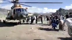 Afghanistan, un elicottero evacua i feriti dopo il forte terremoto di ieri