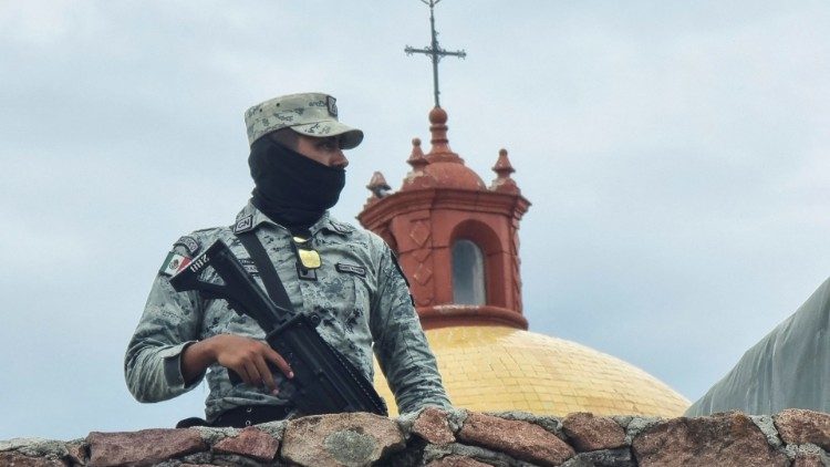 Mexikanische Armee vor einer Kirche, in der 2022 zwei Jesuiten getötet wurden
