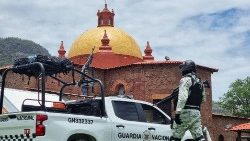Soldados mexicanos participan en un operativo tras los asesinatos de los sacerdotes jesuitas y un laico.