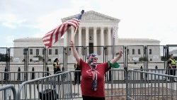 Manifestation devant la Cour suprême américaine après la décision sur le droit à l'avortement. 