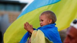 Uma criança com uma bandeira ucraniana participa de uma manifestação pedindo a libertação dos soldados ucranianos que se renderam na cidade de Mariupol, em meio à invasão russa da Ucrânia, em Valletta, Malta, 25 de junho de 2022. REUTERS/Darrin Zammit Lupi