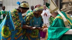 Ferenc pápa szentmisét mutat be a kongói közösségnek a Szent Péter bazilikában, 2022. július
