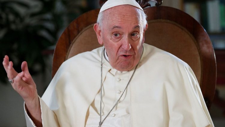 Papst Franziskus bei einem Interview