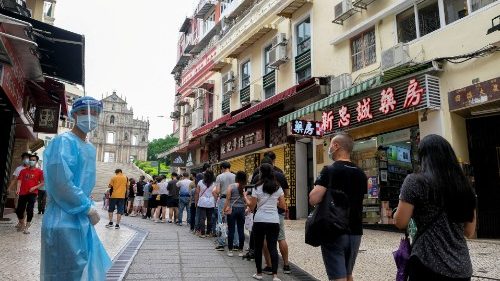 Menschen stehen in Macau für Corona-Tests Schlange