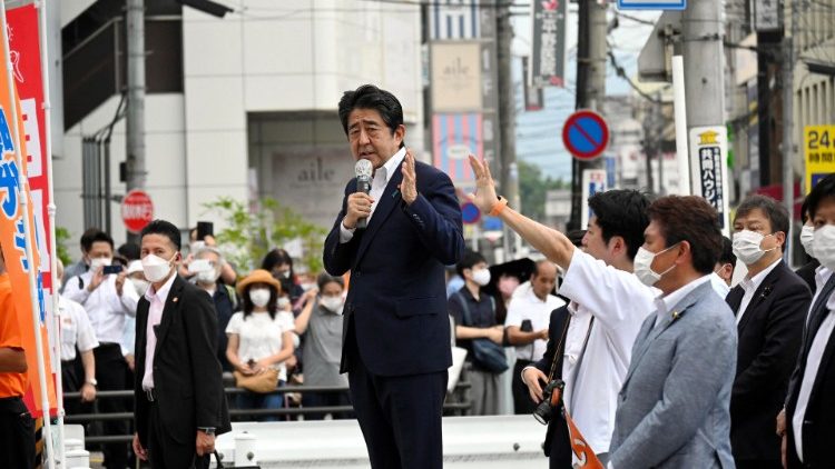 Cựu Thủ tướng Shinzo Abe phát biểu tại cuộc vận động tranh cử ở Nara