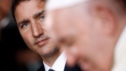 Primeiro-ministro canadesnse Justin Trudeau observa o Papa Francisco