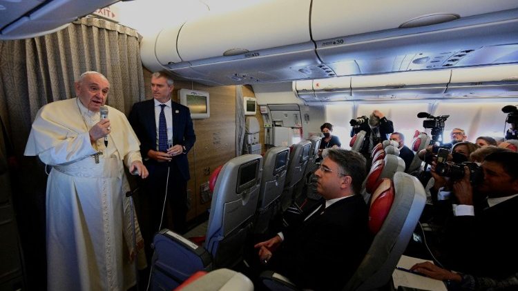 कानाडा जाते हुए विमान में पत्रकारों को अभिवादन करते हुए संत पापा फ्राँसिस