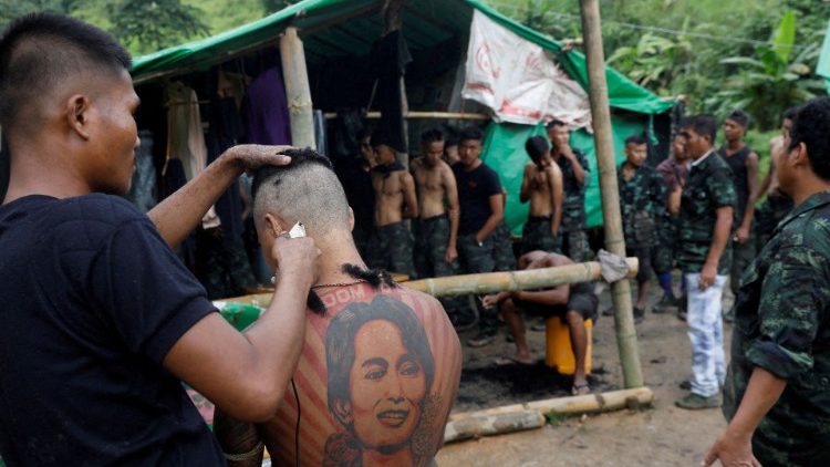 Un membre des forces de défense du peuple PDF, se fait couper les cheveux dans un camp d'entraînement situé dans une zone contrôlée par les rebelles de l'ethnie Karen, État de Karen, Myanmar, 11 septembre 2021.
