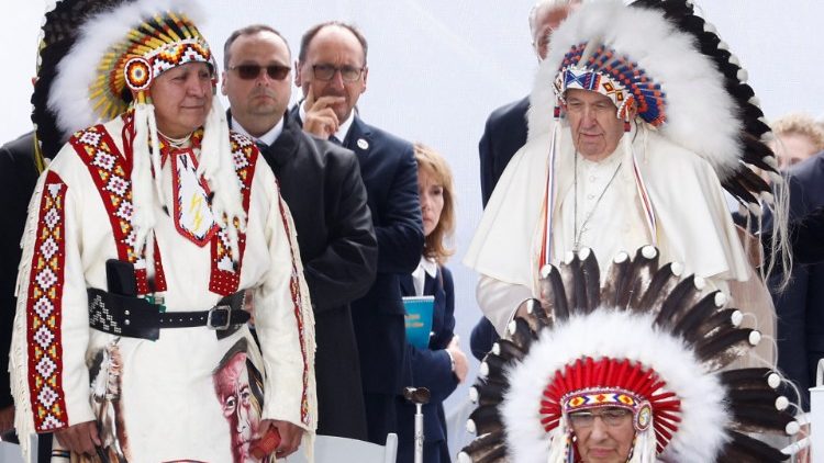 Papst Franziskus bei einem Treffen mit Indigenenvertretern auf seiner Kanada-Reise