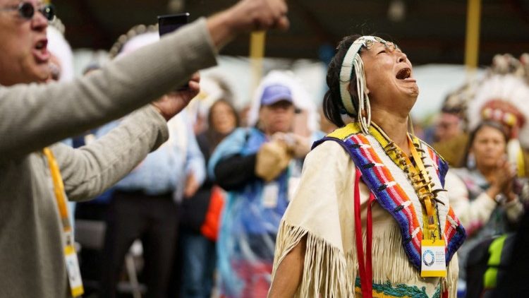 Une femme chante l'hymne canadien au cours de la rencontre du pape avec les populations autochtone lundi 25 juillet 2022