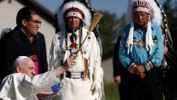 कनाडा के आदिवासी प्रतिनिधियों से मुलाकात करते संत पापा फ्राँसिस