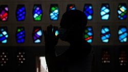 Gebet in einer Kirche mit vielen kleinen Glasfenstern