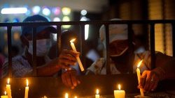 Vjernici pale svijeće za vrijeme mise u crkvi u Managui, Nikaragva (Foto: Reuters)