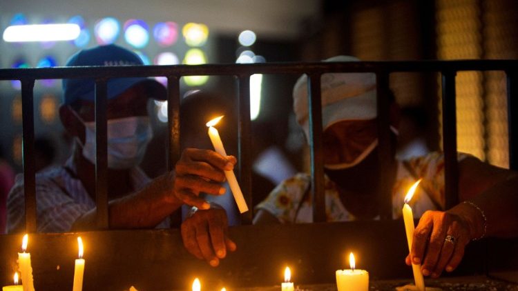 Các tín hữu Nicaragua thắp nến cầu nguyện