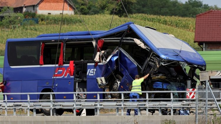 Le bus polonais sur les lieux de l'accident, à Varazdinm en Croatie, le 6 août 2022. 