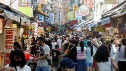 Uma rua lotada de pessoas no distrito de Tamsui na cidade de Nova Taipei, Taiwan, 7 de agosto de 2022 (Reuters)