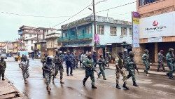 Polizei zieht nach den Protesten durch die Straßen der Stadt Freetown