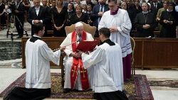 トムコ枢機卿の葬儀ミサで告別の祈りを唱える教皇フランシスコ　2022年8月11日　バチカン・聖ペトロ大聖堂