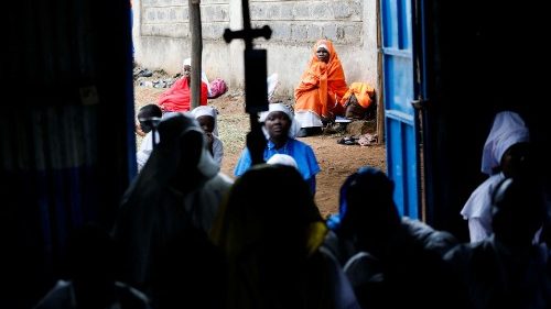 Anderer Kontinent, gleiche Fragen? Bild: Nach einer Messe in Kenia. Aus diesem Land stammt einer der Buchbeiträge