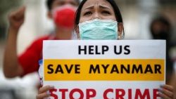민간인 탄압에 나선 미얀마 군정을 향해 시위하는 사람들