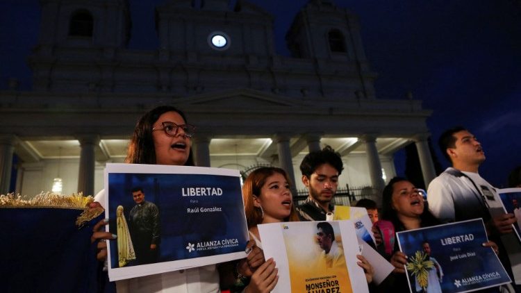 Des Nicaraguayens exilés au Costa Rica demande la libération de Mgr Alvarez devant la cathédrale, à San José, en août 2022. 