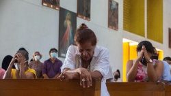 Fieles en una iglesia en Nicaragua en oración. 